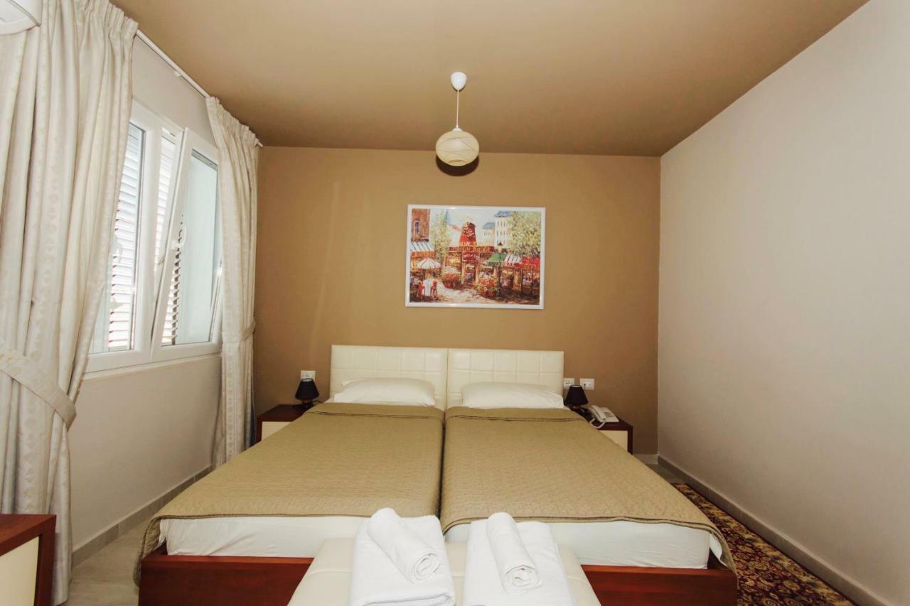 Vila Ada Hotel ティラナ エクステリア 写真
